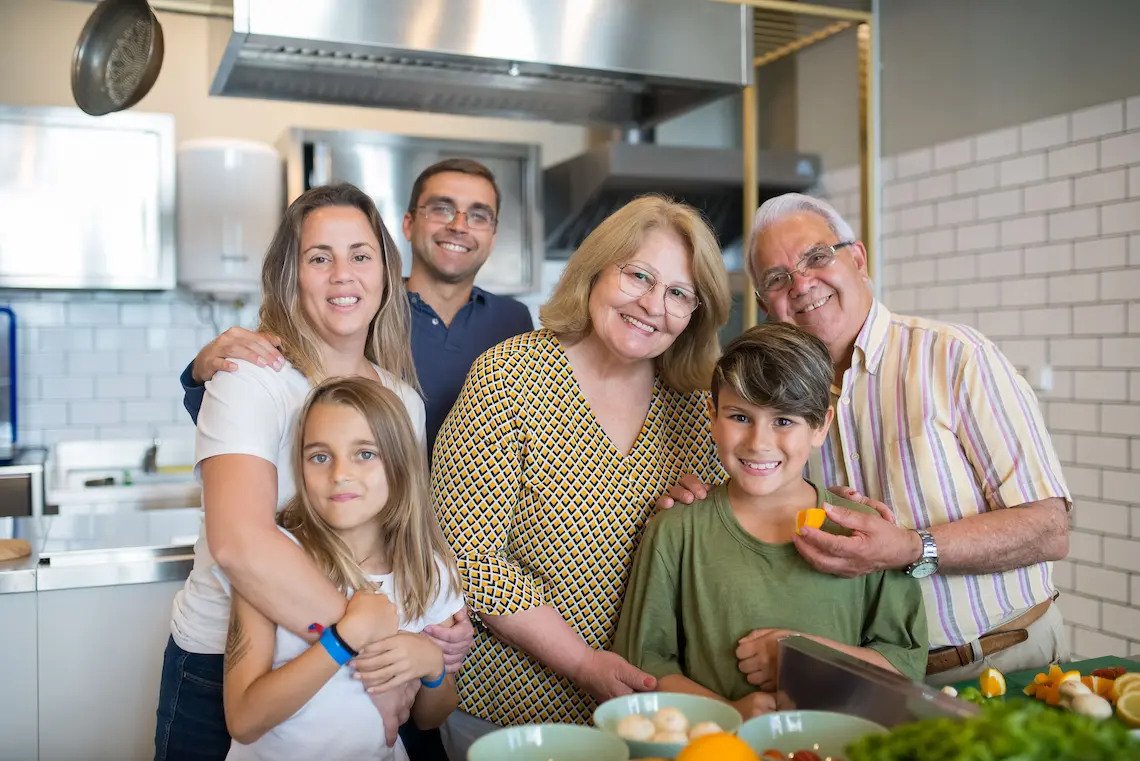 Família reunida, representando apoio, vínculo e participação no cuidado com o idoso.