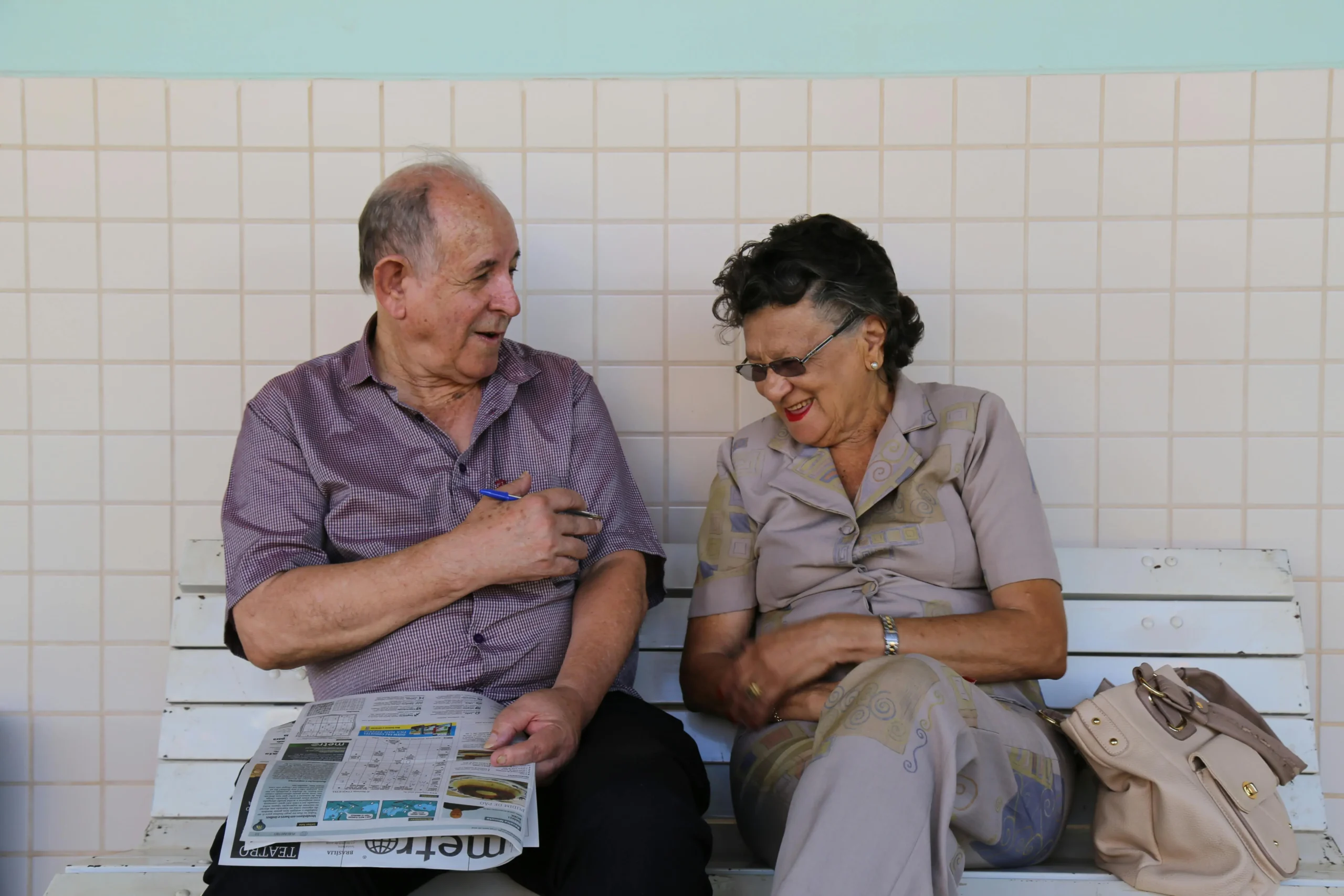 Casal de idosos mostrando um momento de vínculo e conversa, representando qualidade de vida o envelhecimento.