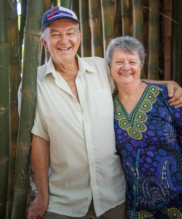 Casal de idosos mostrando um momento de vínculo, representando qualidade de vida no envelhecimento.
